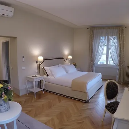 Palazzo Della Stufa Residenza D'epoca Alojamento de Acomodação e Pequeno-almoço Florença